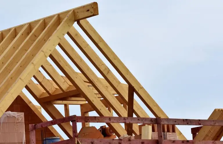 Faut-il privilégier une extension en bois, en parpaing ou en métal pour sa maison